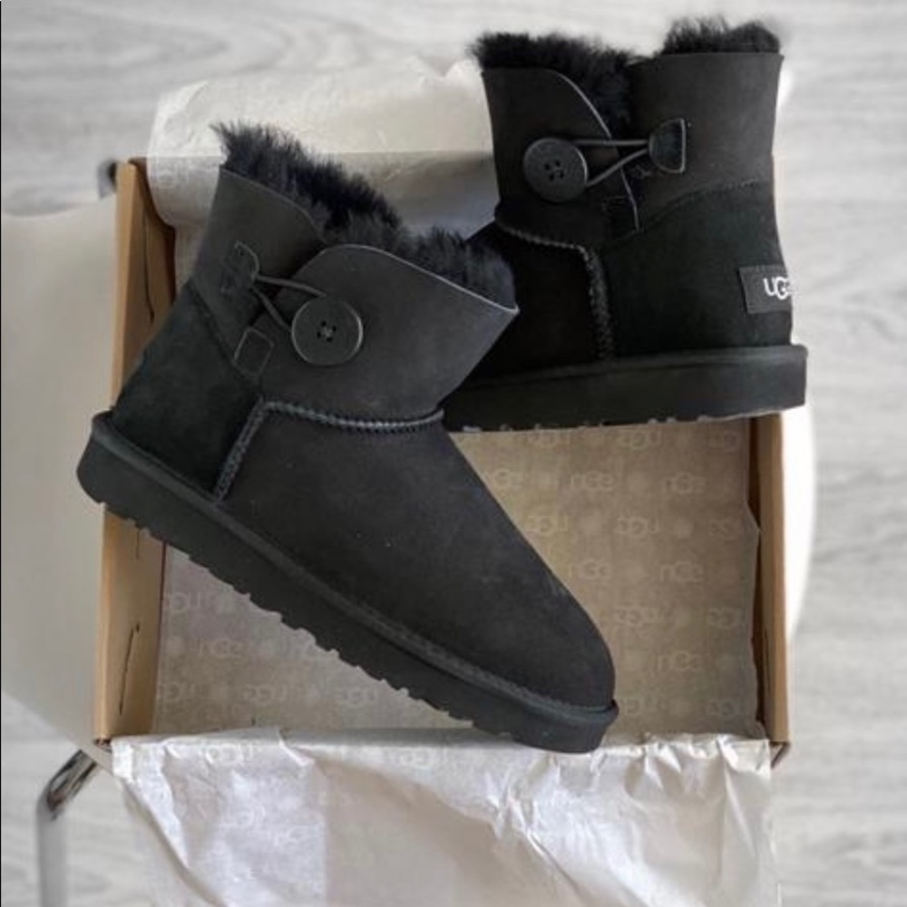 Ugg mini bailey button II black suede boot